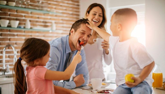Theo chuyên gia, xã hội không thể đánh đồng tất cả cha mẹ kế đều xấu vì nhiều người đối xử tốt với con riêng của vợ/chồng họ. Ảnh: Geber86/Getty.
