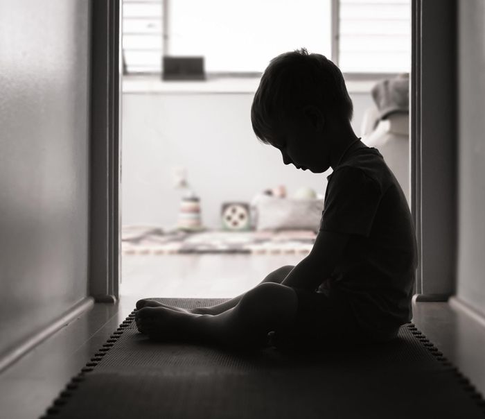 Các chuyên gia cho rằng người lớn nên đề phòng những rủi ro xảy đến với trẻ nhỏ khi cha mẹ các em tìm bạn đời mới. Ảnh: iStockphoto.
