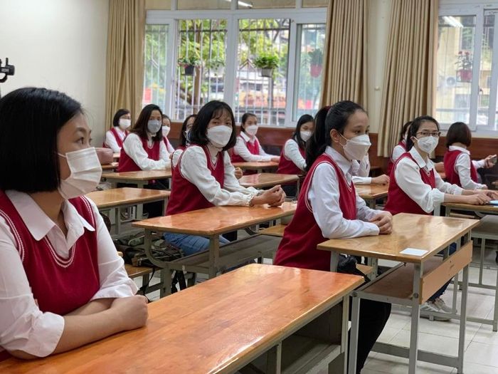 Tại lớp học, giáo viên và cán bộ lớp sẽ cập nhật nhiệt độ của từng học sinh và ghi vào sổ theo dõi sức khỏe