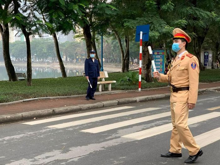 Lực lượng chức năng có mặt tại cổng trường tích cực thực hiện biện pháp phân luồng giao thông, nhắc nhở phụ huynh, học sinh rời khỏi khu vực cổng trường