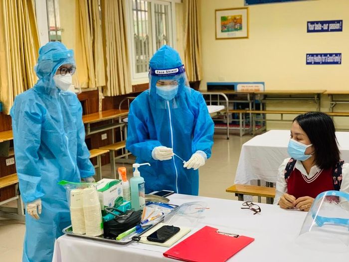Nếu sau nghỉ ngơi, học sinh vẫn ho sốt, qua thăm hỏi có yếu tố dịch tễ, nhân viên y tế trường sẽ liên hệ nhân viên y tế của Trung tâm Y tế phối hợp, xử lý