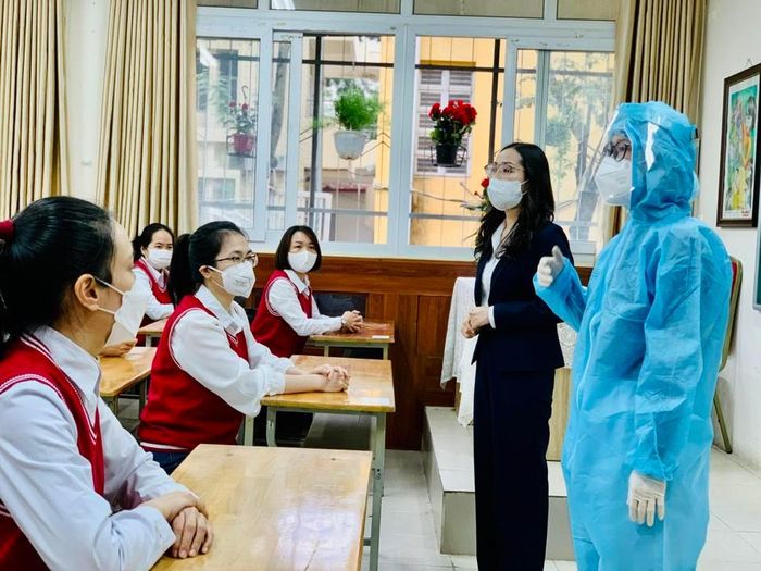 Với lớp phát hiện ca nhiễm hoặc nghi nhiễm, nhân viên y tế sẽ có mặt, cùng giáo viên chủ nhiệm rà soát các trường hợp có tiếp xúc để phân loại
