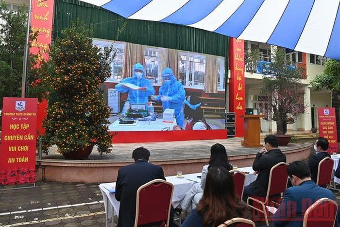 Lãnh đạo Sở Giáo dục và Đào tạo; lãnh đạo quận Ba Đình và Trưởng phòng Giáo dục và Đào tạo 12 quận, hiệu trưởng các trường THCS trên địa bàn quận theo dõi trực tiếp các tình huống diễn tập.