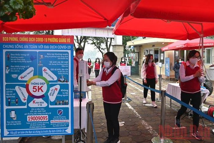 Để sẵn sàng phương án, bảo đảm an toàn cho học sinh từ khối 7 đến 12 học trực tiếp sau kỳ nghỉ Tết, chiều 22/1, Trường THCS Giảng Võ (Ba Đình) đã tổ chức diễn tập điểm về công tác đón học sinh trở lại trường học.