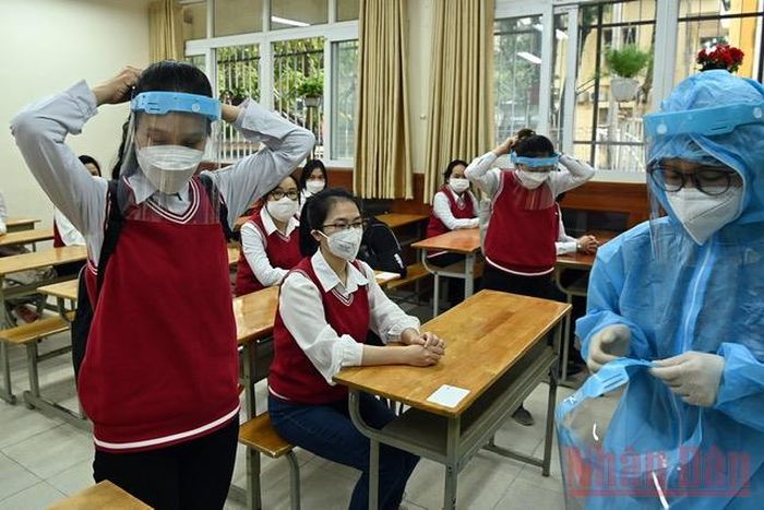 Nhân viên y tế và giáo viên thực hiện xác định các học sinh có tiếp xúc gần với F0 trong lớp học để đánh giá nguy cơ. 