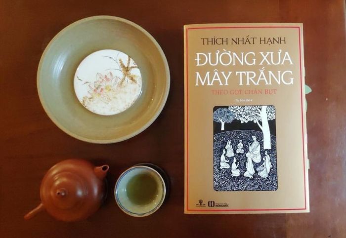 Cuốn sách "Đường xưa mây trắng".