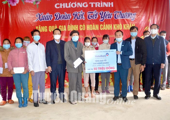 Ngân hàng Thương mại cổ phần Công Thương Tuyên Quang trao 50 triệu đồng cho thôn Khuân Đào, xã Trung Yên (Sơn Dương)