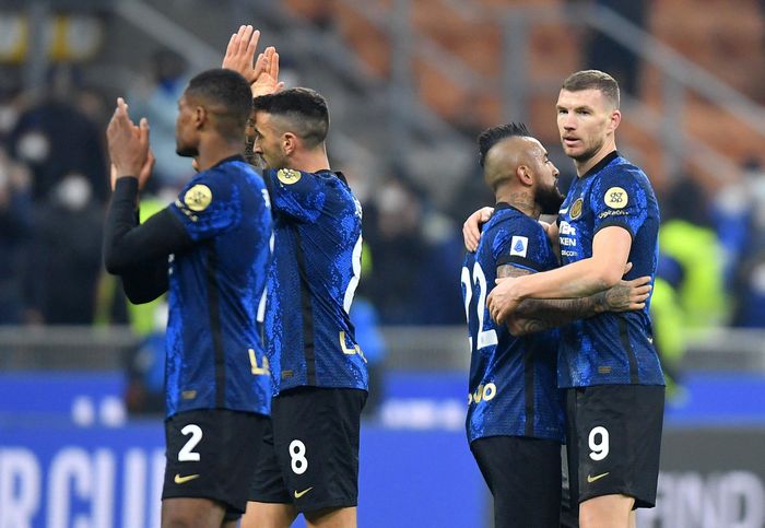  Hạ Venezia 2-1, Inter trở lại mạch thắng tại Serie A sau khi bị Atalanta cầm hòa ở vòng trước. Chiến thắng này cũng giúp Inter gây áp lực lên Milan khi ở trận đấu muộn, "Rossoneri" sẽ chạm trán Juventus lúc 2h45 ngày 24/1 (giờ Hà Nội). 