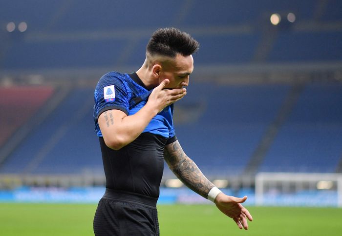  Giữa hiệp 2, HLV Inzaghi thay máu hàng công của Inter khi rút Lautaro Martinez để tung Alexis Sanchez vào sân. Tiền đạo người Argentina không có phong độ cao trong thời gian gần đây và chơi mờ nhạt trước đối thủ yếu hơn. 