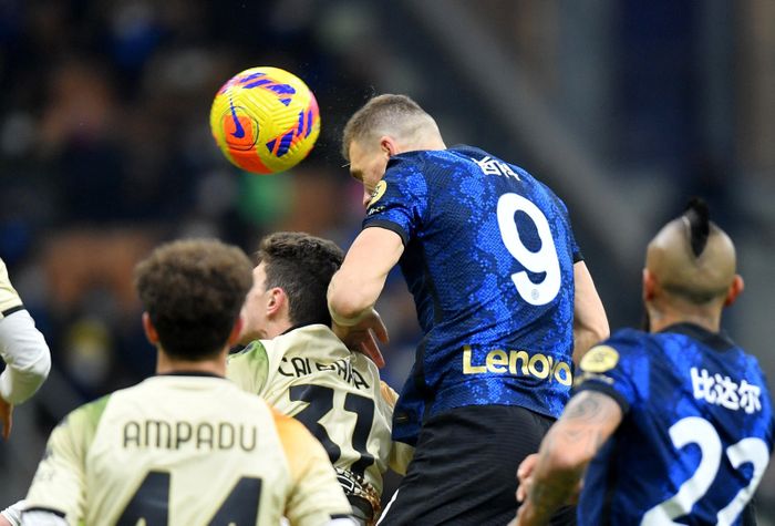  Những sự thay đổi người của Inter đã phát huy tác dụng. Denzel Dumfries là người kiến tạo giúp Dzeko hoàn tất màn lội ngược dòng cho Inter bằng cú tạt bóng như đặt để cựu tiền đạo Man City đánh đầu tung lưới đội khách. Đây là bàn thứ 12 của Dzeko cho Inter trên mọi đấu trường mùa này. 