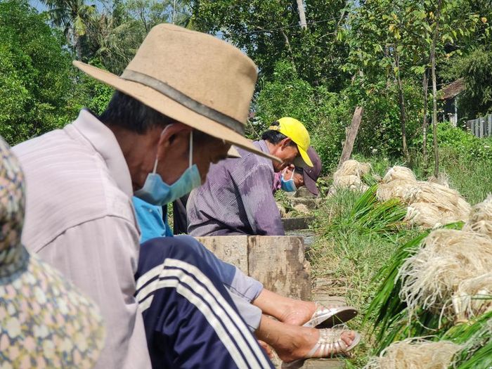 Mặt trời gần đứng bóng, hàng chục nông dân thôn Long Yên (xã Bình Long, huyện Bình Sơn, tỉnh Quảng Ngãi) vẫn tất bật rửa kiệu bên mương nước.