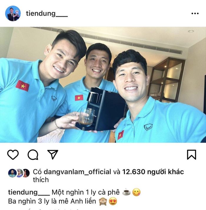 Tấn Tài và Đình Trọng rất hớn hở với máy pha cà phê của Bùi Tiến Dũng