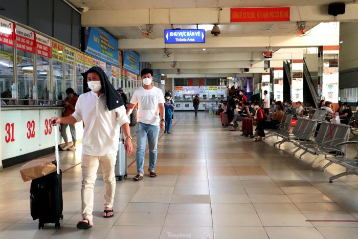 Anh Nguyễn Văn Huy (ở tỉnh Phú Yên) cho biết, trước khi ra bến xe anh đã xét nghiệm nhanh COVID-19 để đảm bảo an toàn cho những người đi cùng, cũng như yên tâm hơn khi về quê.