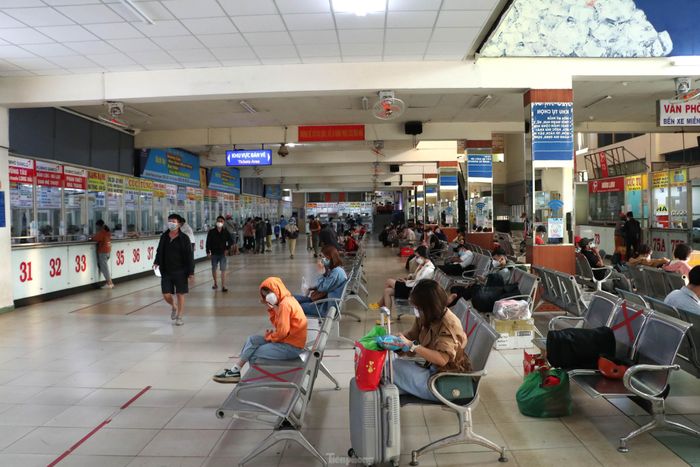 Khu vực nhà ga chờ ra xe cũng đông hơn hẳn so với những ngày trước đây.
