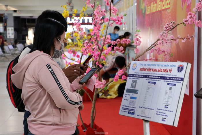 Trước khi ra xe để xuất bến, người dân được yêu cầu quét mã QR khai báo y tế.