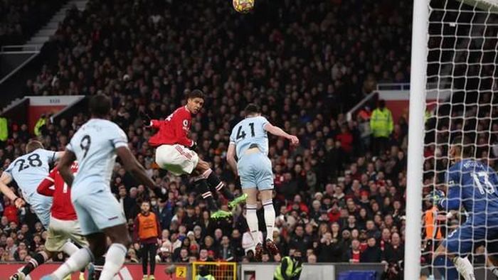 Quả đánh đầu chệch cột của Varane