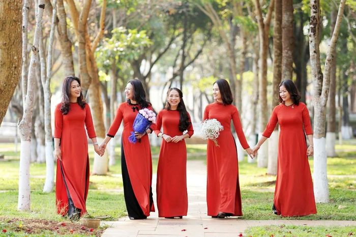 Nét duyên dáng của người phụ nữ trong tà áo dài. Ảnh: Minh Châu