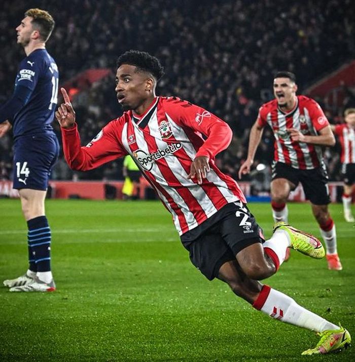 Walker-Peters vẩy má ngoài điệu nghệ đem về bản mở tỉ số cho Southampton. Ảnh: Internet