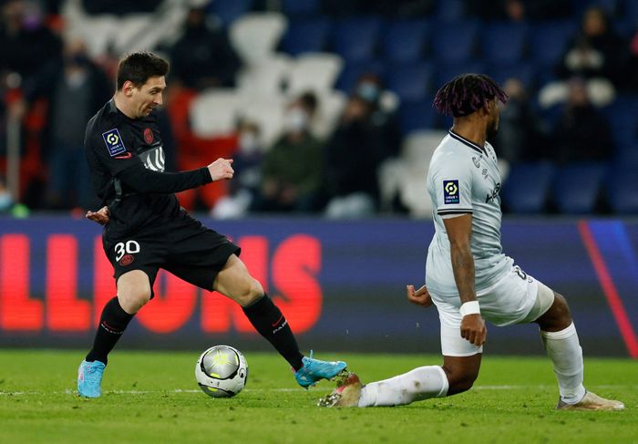  Ngay sau bàn thắng thứ 2, Messi được HLV Pochettino tung vào sân. Siêu sao người Argentina ngay lập tức giúp mặt trận tấn công của chủ nhà khởi sắc. Phút 67, "El Pulga" chuyền ngược để Verratti dứt điểm trong vùng cấm. Bóng chạm hậu vệ Wout Faes rồi đi vào lưới trong sự bất lực của hàng thủ đội khách. 