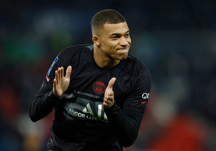  Phút 32, Verratti mở bóng để Mbpape xâm nhập vùng cấm. Cú đặt lòng của tiền đạo sinh năm 1998 lại không đủ khó để hạ thủ môn đội khách. 