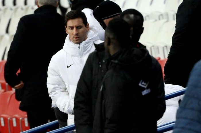 Sau gần 3 tuần vắng mặt vì mắc Covid-19, Lionel Messi trở lại đội hình PSG. Tuy nhiên, anh chỉ chờ cơ hội từ ghế dự bị. Angel Di Maria, Mauro Icardi và Kylian Mbappe sát cánh trên hàng công đội bóng thủ đô nước Pháp. 