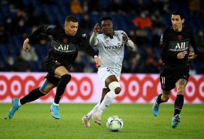 Trước đối thủ đang đứng ở nửa sau bảng xếp hạng, PSG không mất nhiều thời gian để giành quyền kiểm soát thế trận. "Le Parisien" thực hiện nhiều pha đột phá ở trung lộ rồi tỉa sang hai biên cho Mbappe và Di Maria. Tuy nhiên, phương án này không phát huy hiệu quả. 