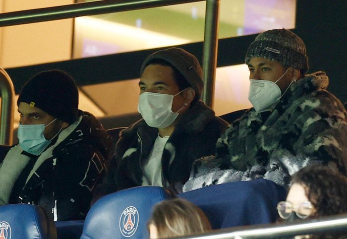  Neymar ngồi trên khán đài VIP xem đồng đội thi đấu. Tiền đạo sinh năm 1992 chưa thể trở lại sau chấn thương gập cổ chân vào tháng 11 năm ngoái. 