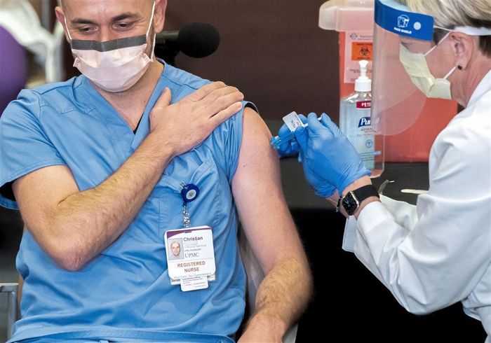  Tiêm vaccine, đeo khẩu trang và đảm bảo giãn cách, khử khuẩn vẫn là cách hiệu quả để ngăn ngừa lây nhiễm và bệnh nặng khi mắc Covid-19. Ảnh: Nature. 