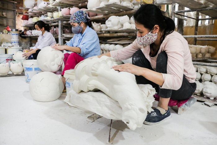  Từ sáng sớm, những người thợ đã tất bật với công việc. Chị Mai Hương, chủ một cơ sở gốm, cho biết: “Mỗi ngày, xưởng làm từ 100-200 con hổ, cung cấp cho cả khách hàng mua sỉ và lẻ. Xưởng sản xuất hổ với nhiều kích thước khác nhau với giá dao động từ 90.000 đến 800.000 đồng”. 