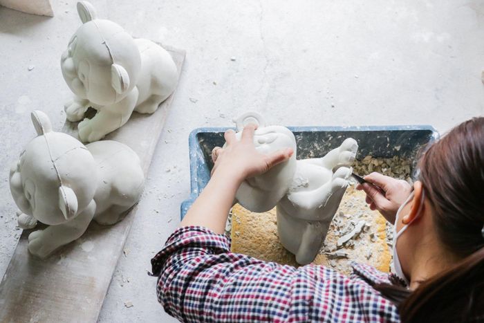  Công đoạn này yêu cầu thợ phải khéo léo, chăm chút để ra tạo hình tinh xảo. Việc tỉa sửa, chau chuốt khiến cho các nét trở nên tròn trịa, sạch sẽ hơn và ít bị nhòe đi khi thành hình. 