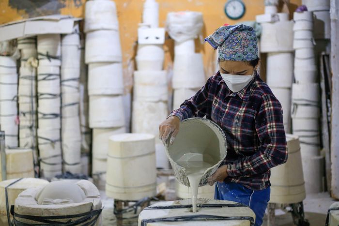  Đất sét sau khi được xử lý sẽ được cho vào khuôn để tạo hình trong khoảng 1 tiếng. Sau đó, tượng thô được tách ra và được gọt dũa một cách tỉ mỉ. 