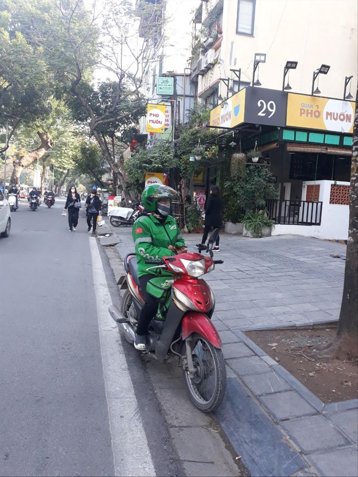 Bà Nguyễn Thị Luyến (50 tuổi, Bắc Từ Liêm, Hà Nội) làm dịch vụ giao hàng để kiếm thêm tiền lo Tết