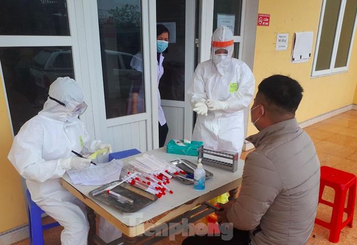 Ninh Bình tăng cường xét nghiệm diện rộng để truy tìm F0 - Ảnh: HC