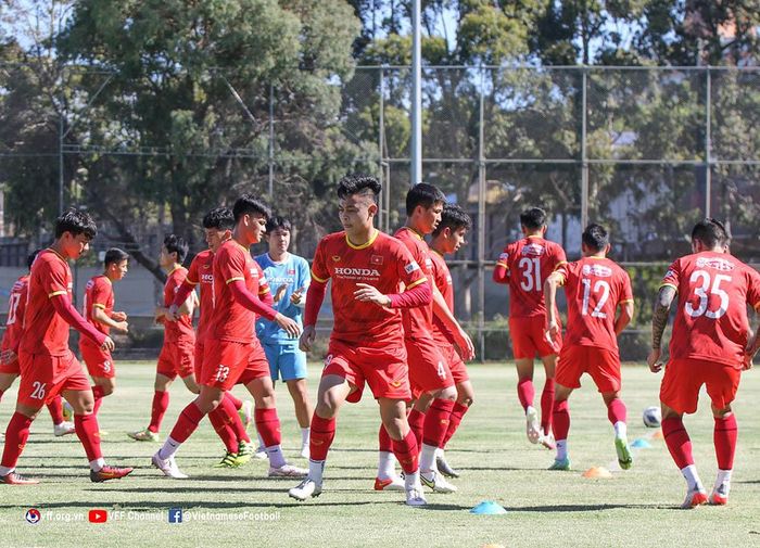 Toàn đội khởi động kỹ cho bài tập đối kháng