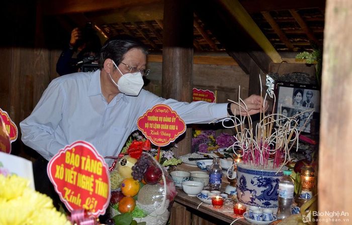 Đồng chí Phan Đình Trạc - Ủy viên Bộ Chính trị, Bí thư Trung ương Đảng, Trưởng ban Nội chính Trung ương dâng hương tưởng niệm Bà Hoàng Thị Loan. Ảnh: Thành Chung
