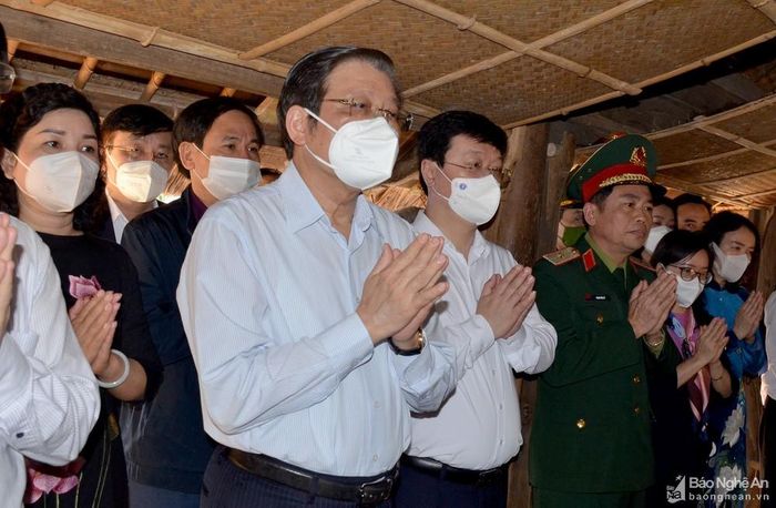 Các đồng chí lãnh đạo Trung ương, tỉnh, huyện... đã bày tỏ lòng biết ơn, kính trọng tới thân mẫu Chủ tịch Hồ Chí Minh. Ảnh: Thành Chung