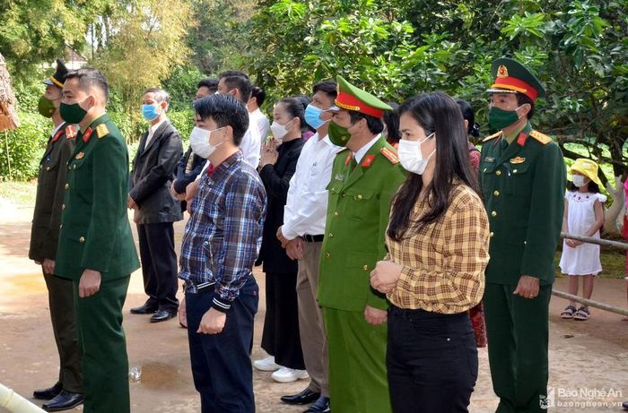 Với đạo lý "Uống nước nhớ nguồn", đại diện lãnh đạo các sở, ban, ngành, địa phương trong tỉnh đã đến tưởng niệm Bà Hoàng Thị Loan. Ảnh: Thành Chung