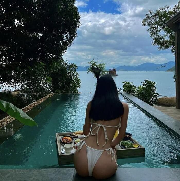 Dẫu đẹp, nhưng nhiều góc ảnh lại bị cho là khá phản cảm, làm người nhìn "ngộp mắt".