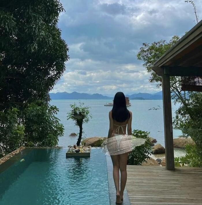 Đáng chú ý là đến tấm thứ 3, cô nàng lại dùng ikon che chắn... 