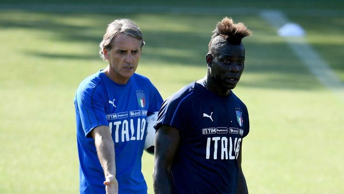 HLV Mancini hy vọng Balotelli có thể giúp tuyển Italy giải bài toán trên hàng công. Ảnh: Reuters.