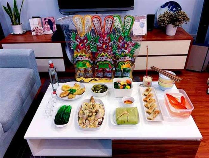 Hôm nay, ngày 23 tháng Chạp tín chủ chúng con thành tâm sắp sửa hương hoa phẩm luật, xiêm hài áo mũ, kính dâng tôn thần. Thắp nén tâm hương tín chủ con thành tâm kính bái.
