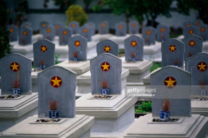 Không gian tôn nghiêm tại nghĩa trang liệt sĩ Điện Biên Phủ.