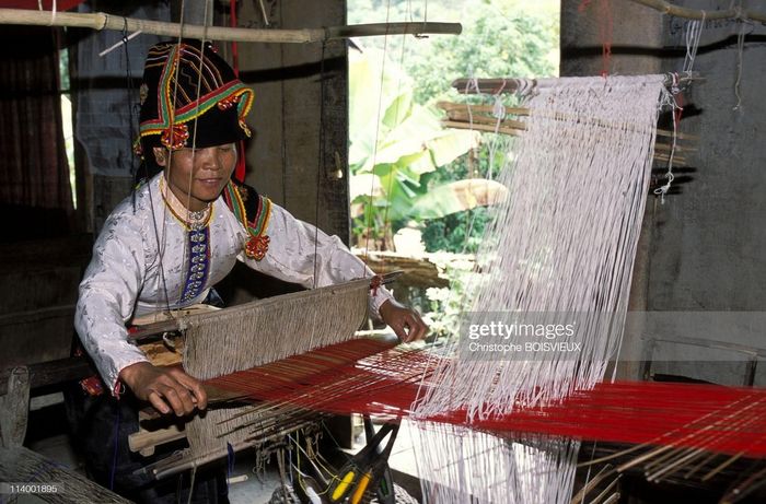 Người phụ nữ dệt thổ cẩm thủ công tại bản Uva, nơi người dân tộc Thái chiếm đa số, xã Noong Luống, cách thị xã Điện Biên Phủ khoảng 15 km về phía Tây Nam.