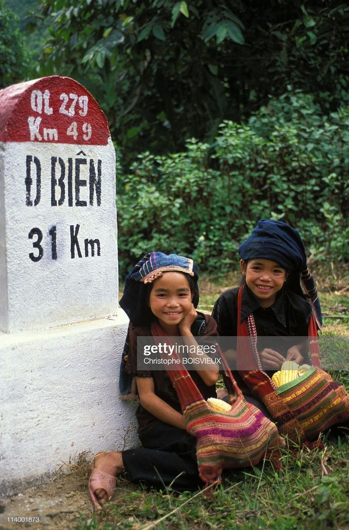 Trẻ em đồng bào dân tộc bên cột mốc km 49, Quốc lộ 279, cách Điện Biên 31 km.