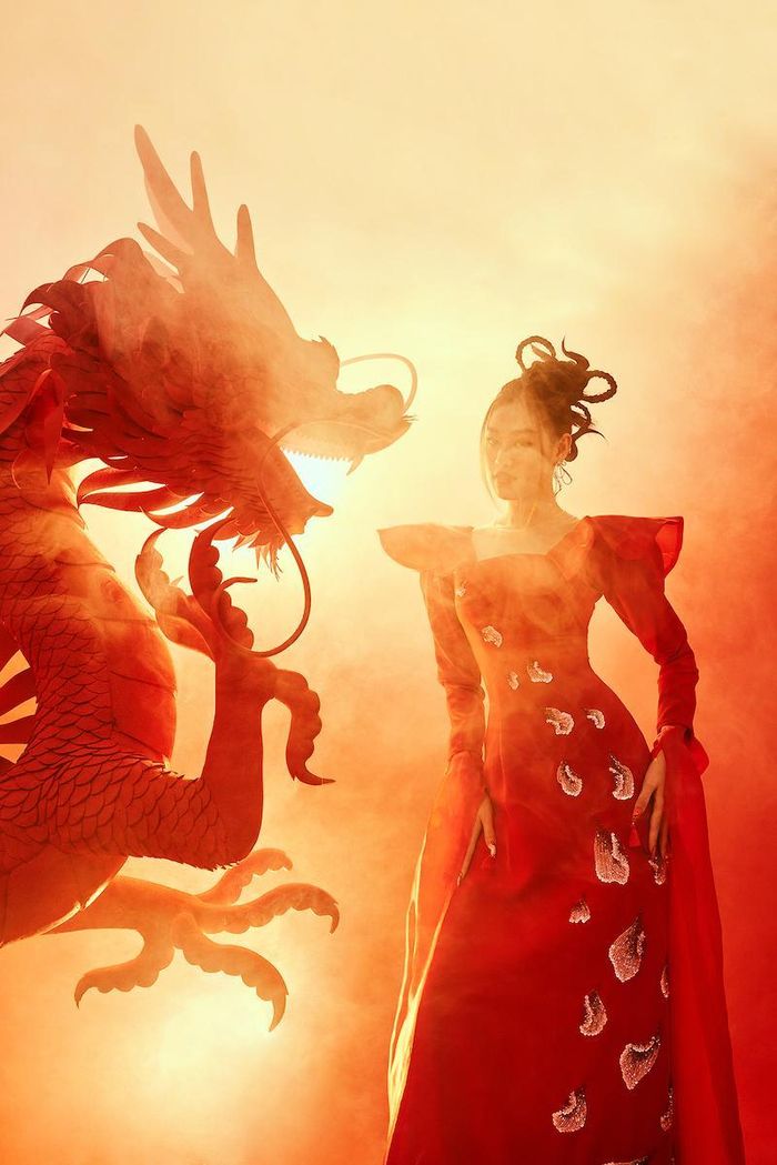 Khánh Vân chia sẻ thêm: "Với Vân, Tết là ngày đoàn viên sum họp, nhất định phải ở cùng gia đình. Ba mẹ mỗi năm sẽ già, còn được ăn Tết với ba mẹ là niềm hạnh phúc. Vân trân trọng những khoảnh khắc ý nghĩa như vậy".