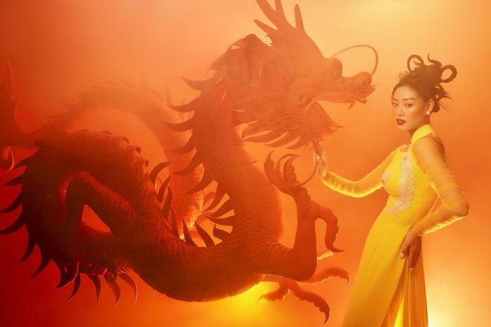 Trong bộ ảnh, hình tượng Rồng xuất hiện gần gũi và hòa hợp với con người. Dưới làn khói mờ ảo, kết hợp cùng hiệu ứng đèn, Hoa hậu Khánh Vân đại diện cho những ý nguyện, mong ước của con người, cùng Rồng thăng tiến gặt hái những điều tốt đẹp, bình an và có một năm sung túc, mưa thuận gió hòa.