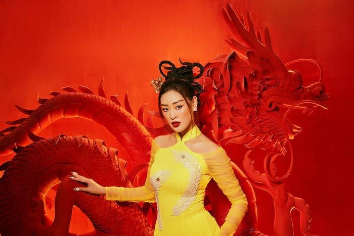 Khoác lên người chiếc áo dài truyền thống, Hoa hậu Khánh Vân khéo khoe đường cong vóc dáng như thân rồng uyển chuyển uốn lượn. Chọn layout trang điểm thuần châu Á và kiểu tóc búi cách điệu, Hoa hậu Khánh Vân còn tái hiện lại hình ảnh người phụ nữ phương Đông dịu dàng nhưng không kém phần thu hút một cách bí ẩn – nét đẹp của sự duyên dáng, truyền thống. 