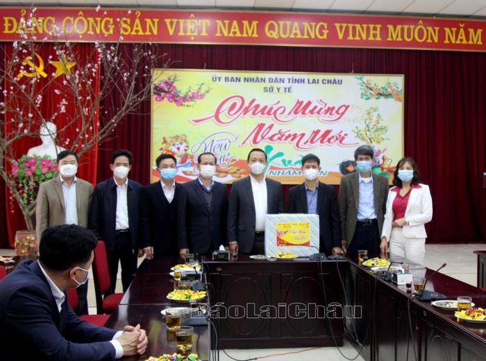 Đồng chí Trần Tiến Dũng – Phó Bí thư Tỉnh ủy, Chủ tịch UBND tỉnh thăm, tặng quà Sở Y tế.