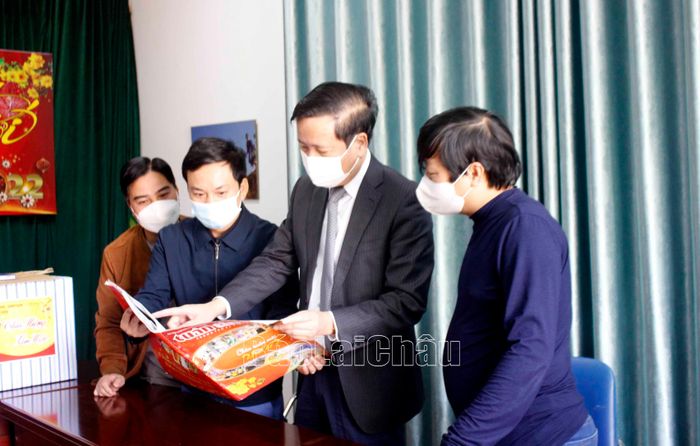 Đồng chí Lê Đức Dục - Trưởng Ban Tuyên giáo Tỉnh ủy cùng đại diện cơ quan báo chí Trung ương thường trú tại tỉnh xem ấn phẩm báo xuân 2022 của Thông tấn xã Việt Nam. 