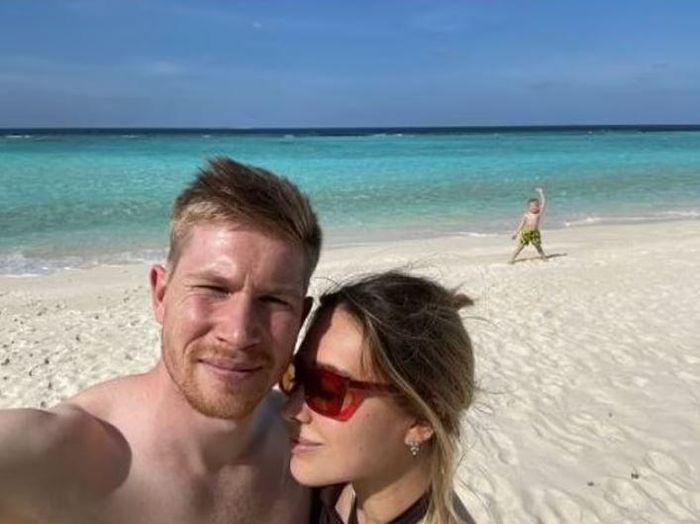 Kevin De Bruyne chia sẻ khoảnh khắc hạnh phúc bên vợ con và gọi bãi biển nơi gia đình anh nghỉ ngơi là "thiên đường". Mùa này, ngôi sao người Bỉ đã ghi 6 bàn, kiến tạo 2 lần giúp Man City vững vàng ở ngôi đầu Premier League.